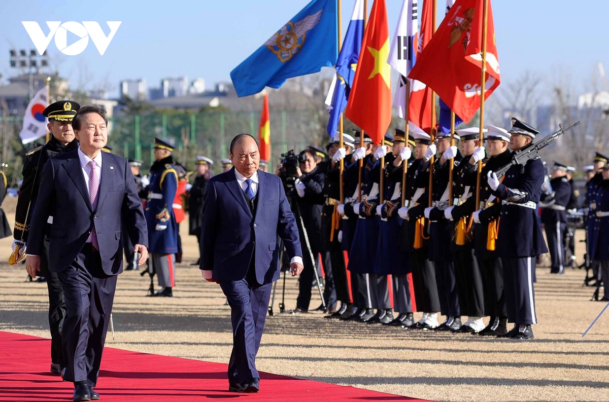 RoK President hosts State-level welcoming ceremony for Vietnamese leader